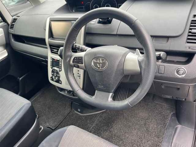 TOYOTA VOXY 2010