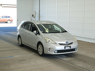 TOYOTA PRIUS ALPHA 2013