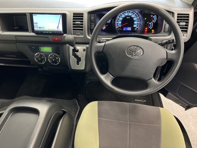 TOYOTA HIACE 2011