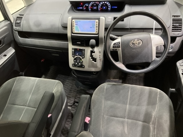TOYOTA VOXY 2010