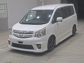 TOYOTA NOAH 2010