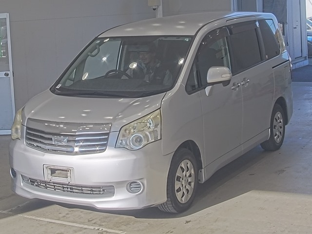 TOYOTA NOAH 2011