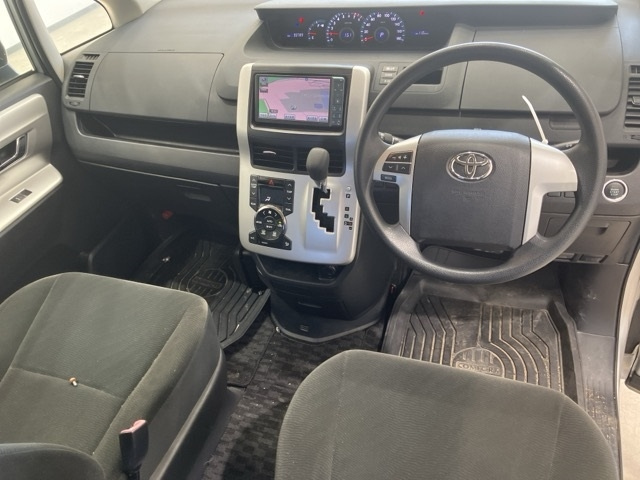 TOYOTA NOAH 2011
