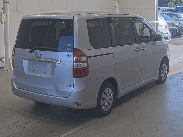 TOYOTA NOAH 2011