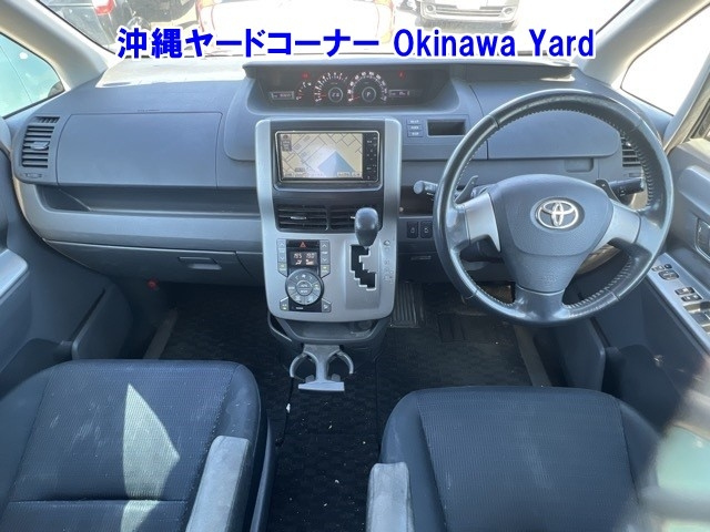 TOYOTA VOXY 2009