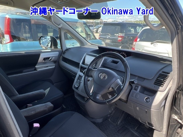 TOYOTA VOXY 2009