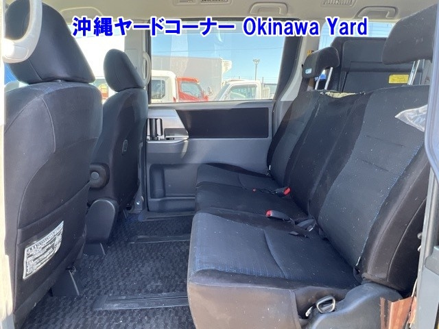 TOYOTA VOXY 2009