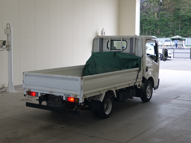 NISSAN TRUCK 2009