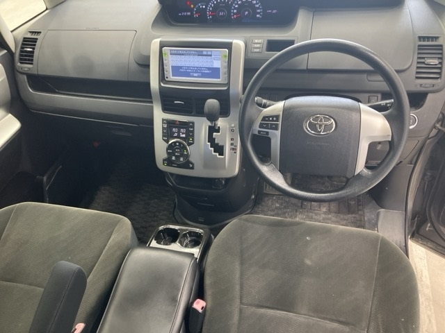 TOYOTA VOXY 2011