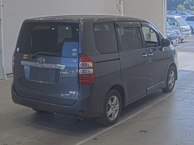 TOYOTA VOXY 2011
