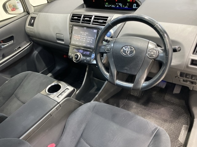 TOYOTA PRIUS ALPHA 2013