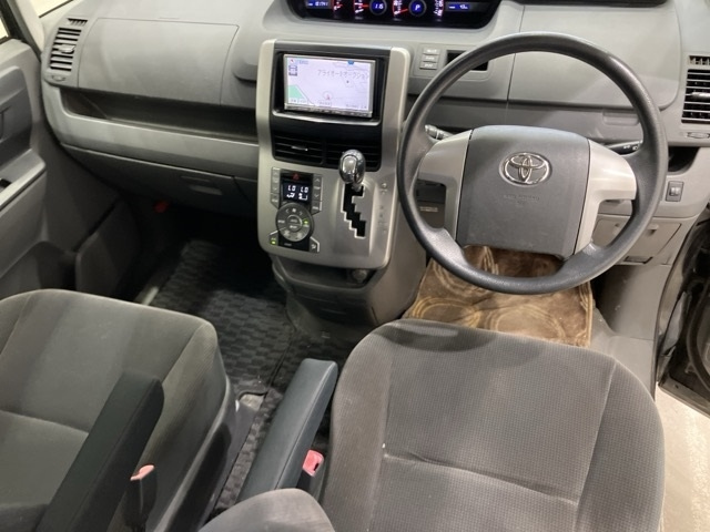 TOYOTA VOXY 2009