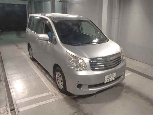 TOYOTA NOAH 2013