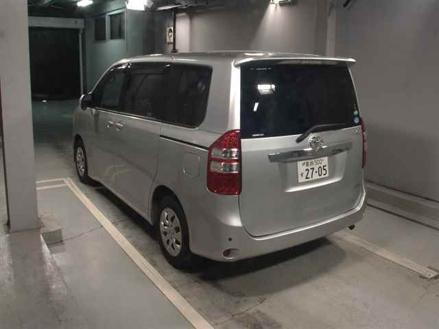 TOYOTA NOAH 2013