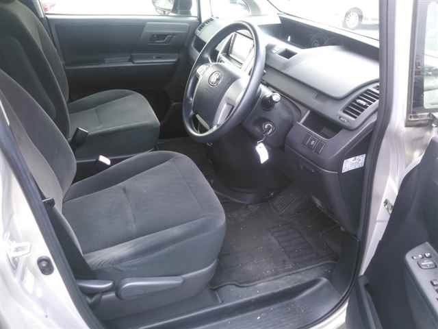 TOYOTA VOXY 2012