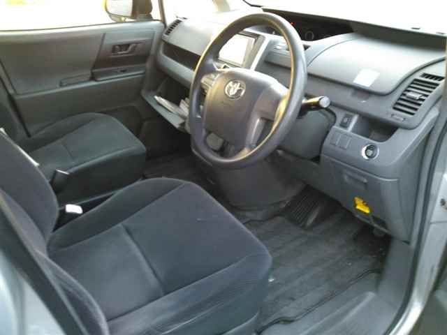 TOYOTA NOAH 2010