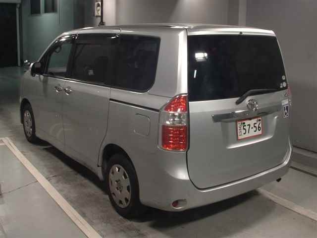 TOYOTA NOAH 2010