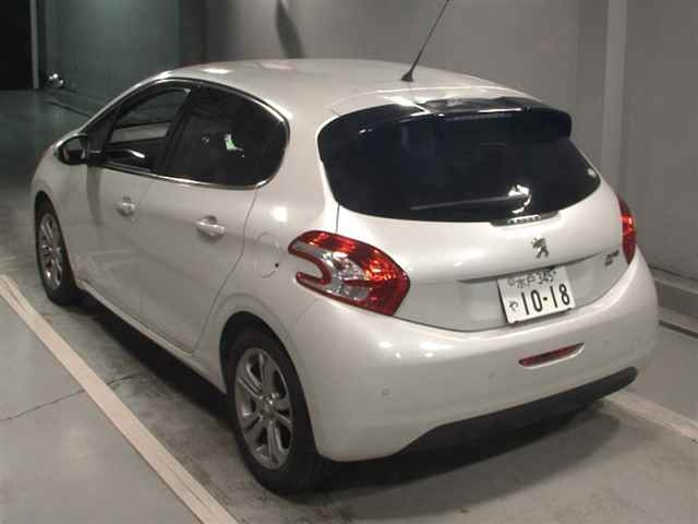 PEUGEOT 208 2015
