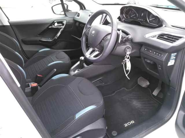 PEUGEOT 208 2015