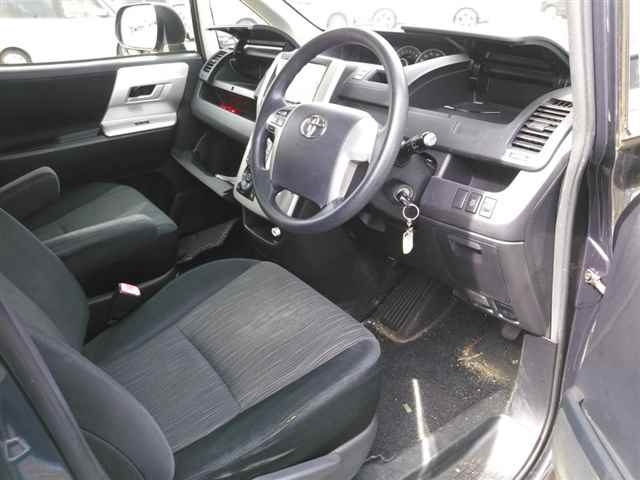 TOYOTA VOXY 2010