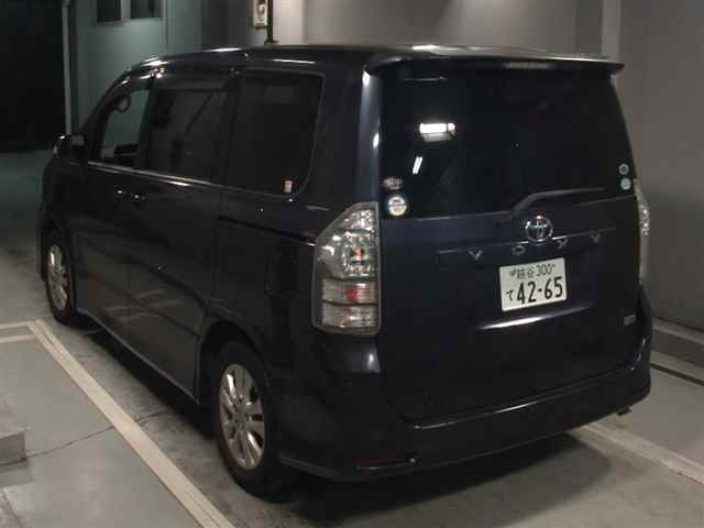 TOYOTA VOXY 2010