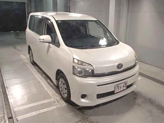 TOYOTA VOXY 2013