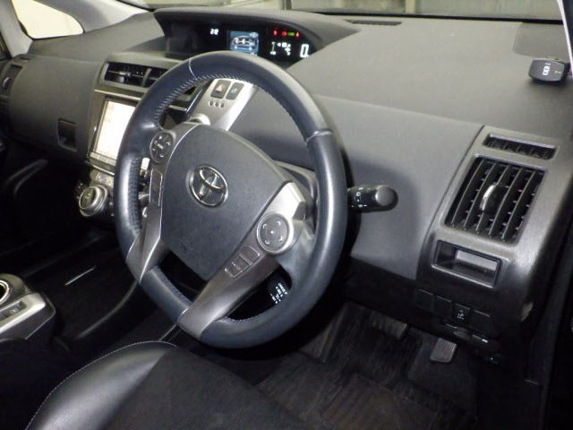 TOYOTA PRIUS ALPHA 2015