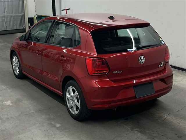 VOLKSWAGEN POLO 2016