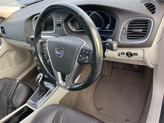 VOLVO V40 2015