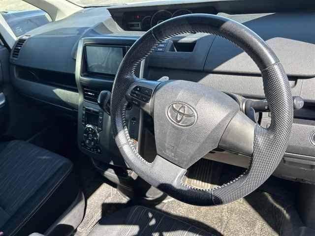 TOYOTA VOXY 2012