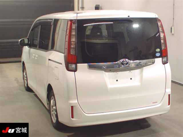 TOYOTA NOAH 2015