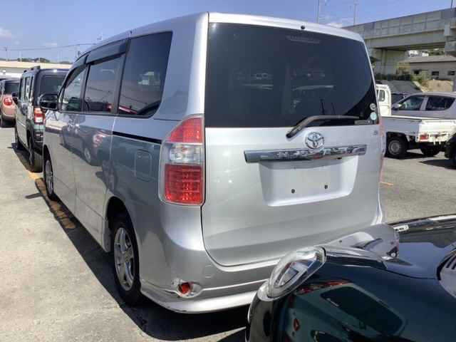 TOYOTA NOAH 2008