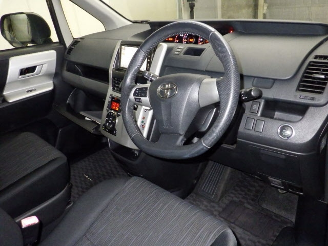 TOYOTA NOAH 2013