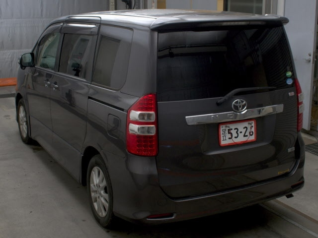 TOYOTA NOAH 2013