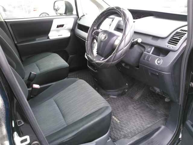 TOYOTA NOAH 2014