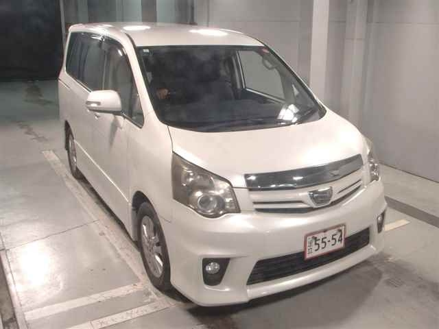 TOYOTA NOAH 2013