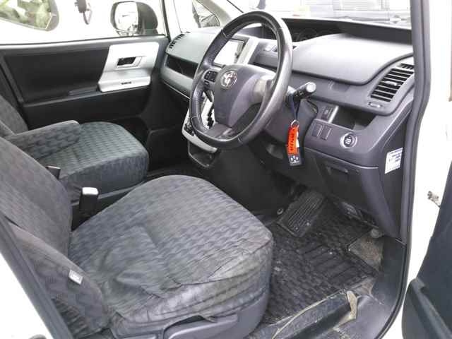 TOYOTA NOAH 2013