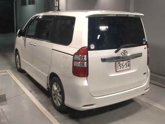TOYOTA NOAH 2013