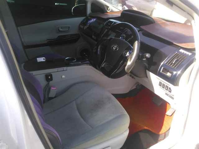 TOYOTA PRIUS ALPHA 2012