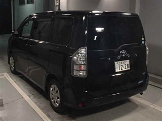 TOYOTA VOXY 2010