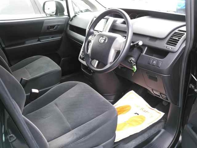 TOYOTA VOXY 2010