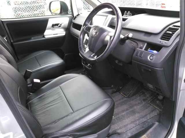 TOYOTA VOXY 2010