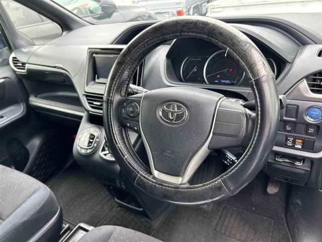 TOYOTA VOXY 2014