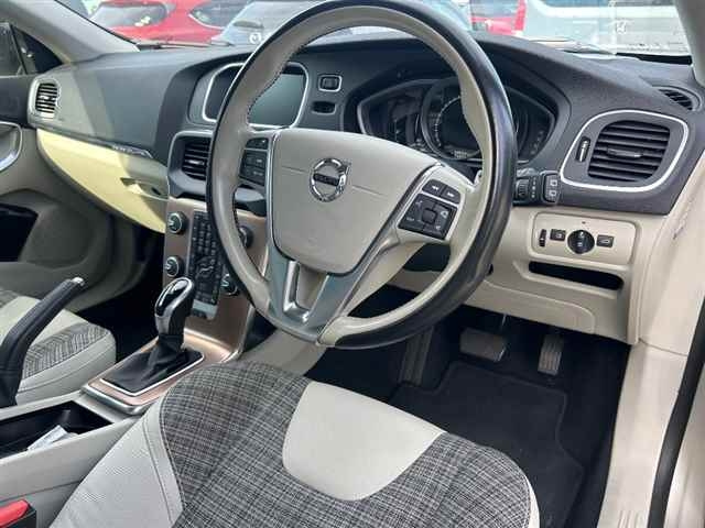 VOLVO V40 2017