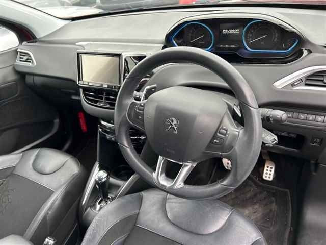 PEUGEOT 208 2015