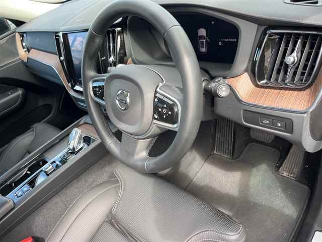 VOLVO XC60 2022