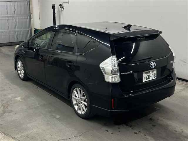 TOYOTA PRIUS ALPHA 2013