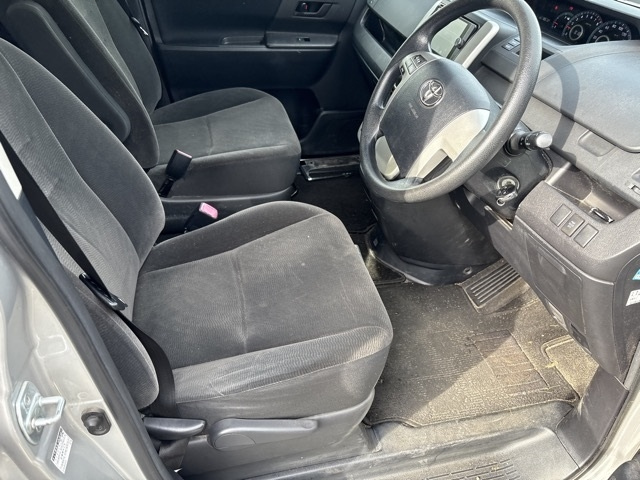 TOYOTA VOXY 2012