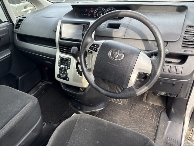TOYOTA VOXY 2012