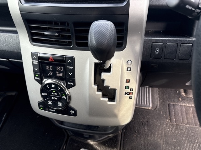 TOYOTA VOXY 2012